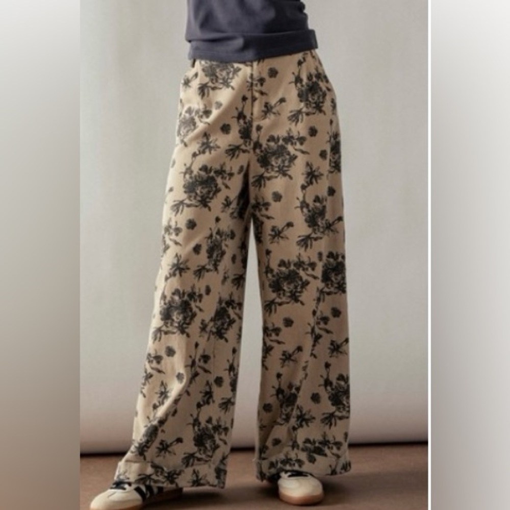 230. Botanical sketch wide leg jean in tan black